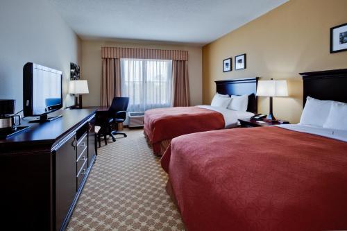 珀特奥兰治佛罗里达州橘子港代顿雷迪森乡村套房酒店 的酒店客房设有两张床和一台平面电视。