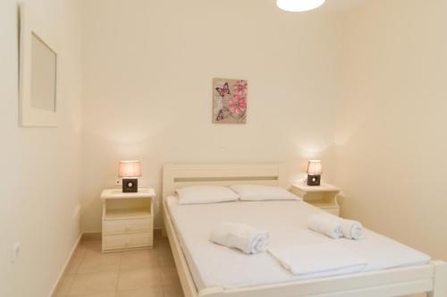 纳克索斯岛卡斯特拉基Felicia's sun-side house的一间卧室配有白色床和2个床头柜