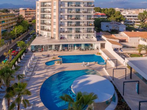 坎帕斯蒂利亚JS Palma Stay - Adults Only的享有酒店空中美景,设有游泳池