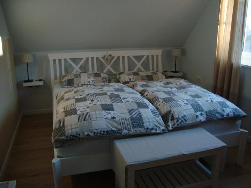 霍恩-巴特迈恩贝格Haus Nordlicht的一间卧室配有床,床上装有被子