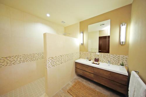 下博克特Los Establos Boutique Resort - All Inclusive的一间带水槽和镜子的浴室