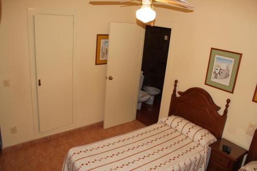 安达卢西亚旅馆客房内的一张或多张床位