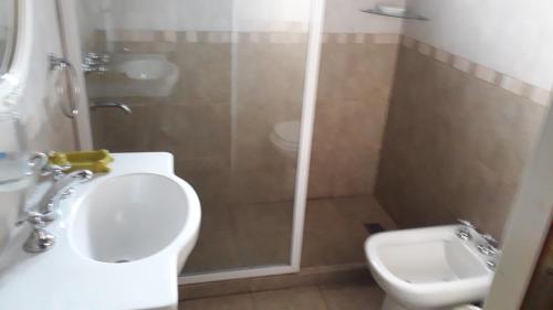 梅洛Bosysol en las sierras的带淋浴、卫生间和盥洗盆的浴室