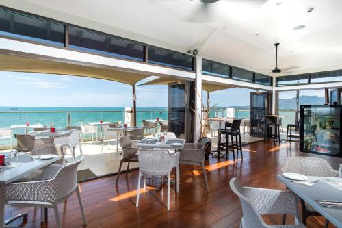 南迪斐济威洛艾洛海滩华美达酒店 的海景餐厅
