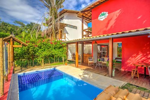 伊塔卡雷i9 Embaú Flats & Suites的一座带游泳池和红色建筑的房子