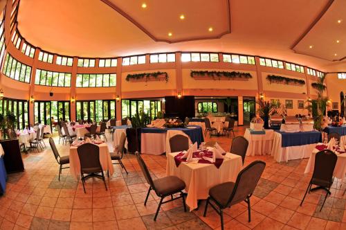 Quesada埃托卡诺温泉度假酒店的大楼内带桌椅的宴会厅