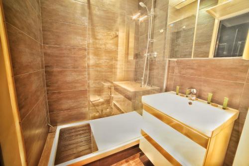 卢贝新城Apartment hotel Luxe climatisé vue mer magnifique étage 11的一间带水槽和淋浴的小浴室