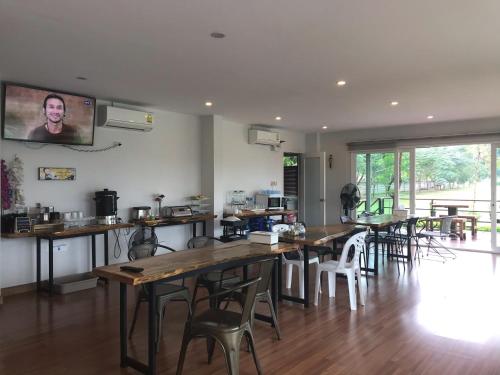 Ban Nong PhoThe iKon Apartment的带木桌椅的房间和厨房