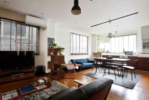 大阪TE Osaka Luxury Room的客厅配有沙发和桌子