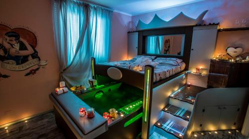 托雷德尔格拉戈普奇Hotel Butterfly的一间小卧室,配有一张绿色地板的床