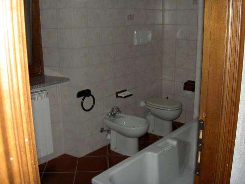 BossolascoBricco di Sant' Eufemia的浴室配有盥洗盆、卫生间和浴缸。