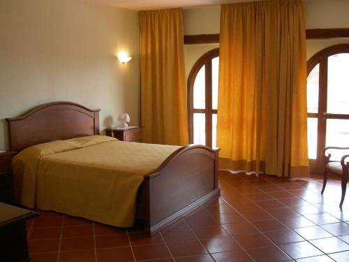 BossolascoBricco di Sant' Eufemia的一间卧室配有一张带黄色床单和窗户的床。