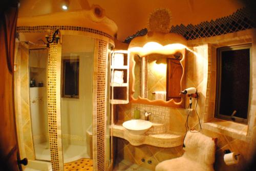 圣何塞德迈波Cascada Lodge Cajon del Maipo的一间带水槽、淋浴和镜子的浴室
