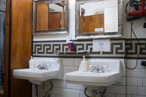 纽约因特费斯度假旅舍的浴室设有2个水槽和2面镜子