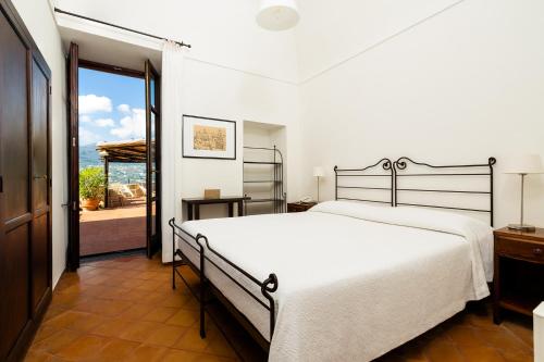伊斯基亚阿尔伯格伊尔莫纳斯泰罗酒店的一间带白色床的卧室和一个阳台