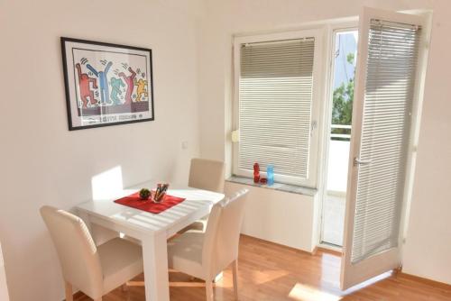 克鲁舍瓦茨Promenada apartmani的白色的用餐室配有白色的桌椅