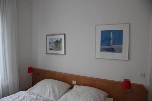 岑平Apartment Helena的卧室配有一张床,墙上挂有两张照片