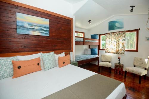 普普科亚夏威夷卡拉尼私人乡村民宿的一间卧室配有一张大床和木制床头板