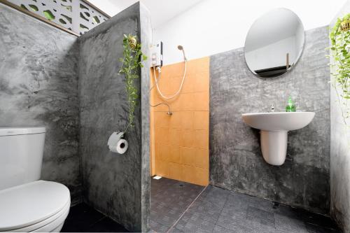 高兰Green Pepper的浴室配有白色卫生间和盥洗盆。