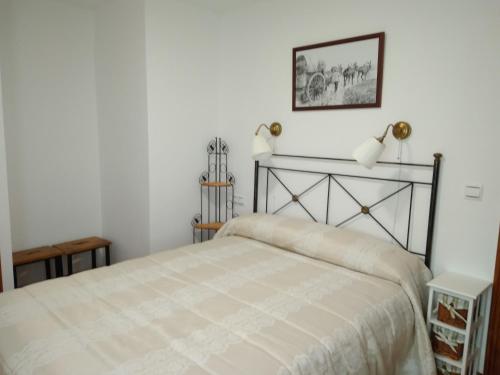 贝尔蒙特Casa la Isabelica的一间卧室配有一张带两盏灯的床。