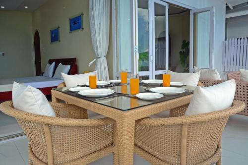 布莱尔港Kokari Guesthouse的餐桌、椅子、桌子和椅子