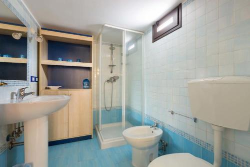 卡萨拉诺Li Canali的浴室配有卫生间、淋浴和盥洗盆。