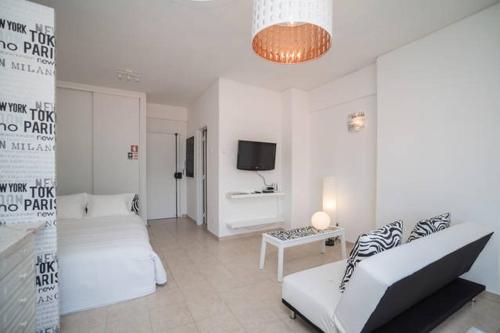 阿马多拉In Bed with Lisbon 5E的带沙发和电视的白色客厅
