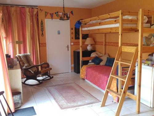 里昂Le Relais de Montchat的一间卧室配有双层床和椅子