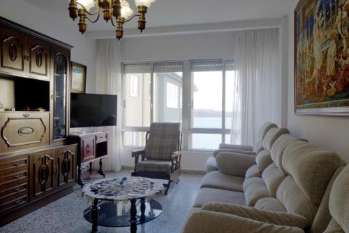 费罗尔El mirador del mar的带沙发和电视的客厅