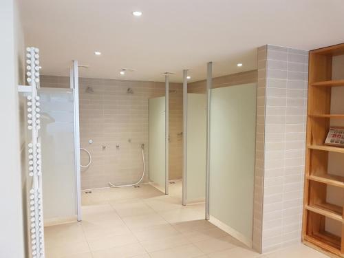 圣恩吉玛普雷迪兹图公寓度假酒店的一间带步入式淋浴间和步入式衣柜的浴室