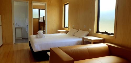 奥特威角宾必公园 - 考拉露营假日公园的酒店客房,配有床和沙发