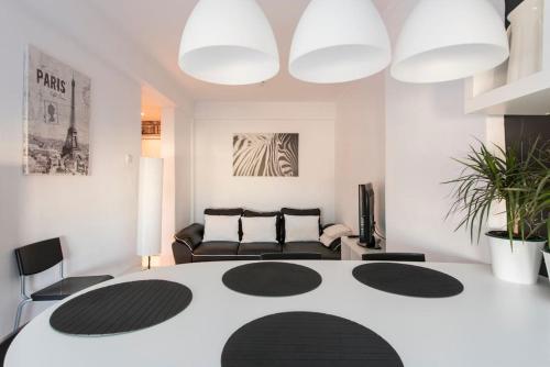 阿马多拉In Bed with Lisbon 7D的客厅配有桌子和沙发