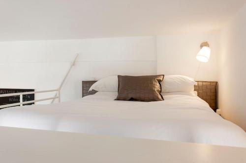 阿马多拉In Bed with Lisbon 5N的白色卧室内的一张白色床,配有灯