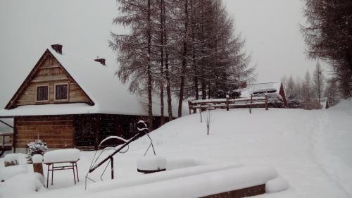韦特利纳Cudne Manowce的小屋前的雪覆盖的房子