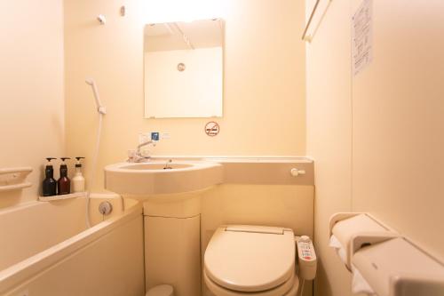 由布市汤布院旅舍的一间带卫生间和水槽的小浴室