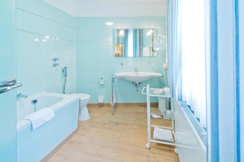 曼戈尔德罗曼蒂克瓦尔德酒店的一间浴室