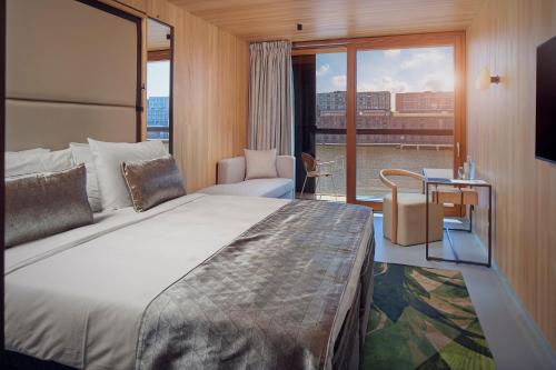 阿姆斯特丹阿姆斯特丹雅加塔酒店的一间设有大床和窗户的酒店客房
