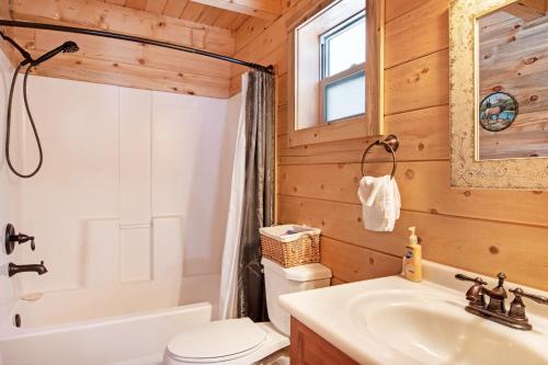 南福克Coyote的浴室配有白色卫生间和盥洗盆。