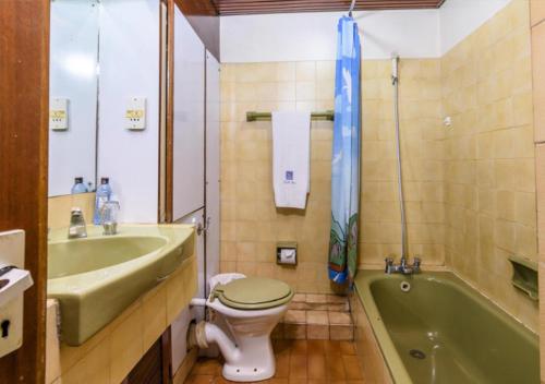 内罗毕Chester Hotel and Suites Nairobi, City Centre CBD的浴室配有卫生间、盥洗盆和浴缸。