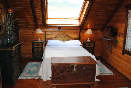 SabandoLa Casita del Río的小木屋内一间卧室,配有一张床