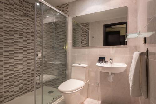 巴塞罗那htop BCN City #htopEnjoy的浴室配有卫生间、盥洗盆和淋浴。