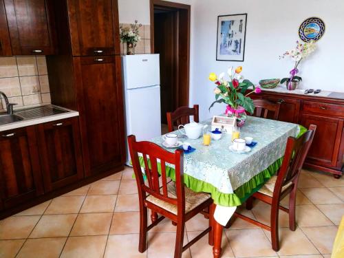 莱乌卡Stella Marina的厨房配有桌椅和桌子,厨房