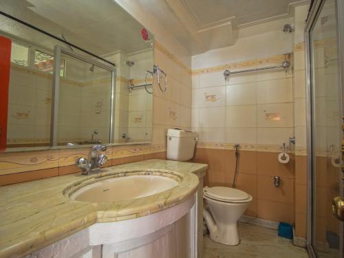 大吉岭hotel Seven Seventeen的一间带水槽和卫生间的浴室