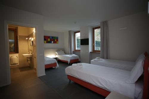 维罗纳StraVagante Hostel & Rooms的酒店客房带两张床和一间浴室