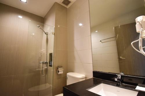 素叻B精品酒店的带淋浴、卫生间和盥洗盆的浴室