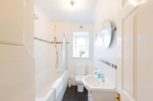 斯丹斯达蒙费雪特Spacious 2BR Flat in Stansted的白色的浴室设有水槽和卫生间。