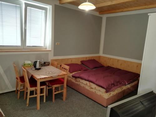 BouzovUbytování Kozov的一间卧室配有一张床和一张桌子,桌子是一张桌子