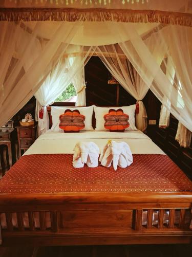 彭世洛Baan Sithepaban Guesthouse的一间卧室配有带毛巾的床