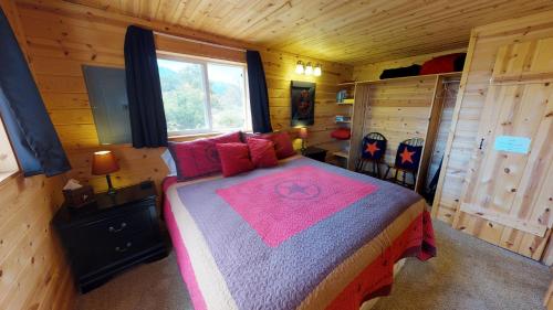 蒙蒂塞洛White Pine Cabin by Canyonlands Lodging的小木屋内一间卧室,配有一张床
