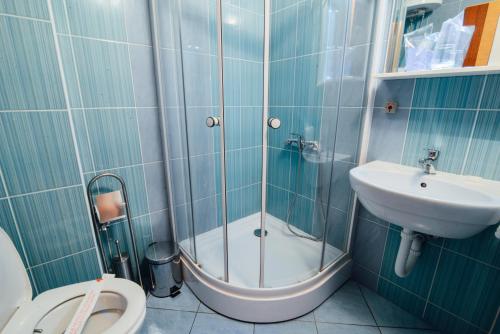 萨拉热窝莫德酒店的带淋浴、盥洗盆和卫生间的浴室